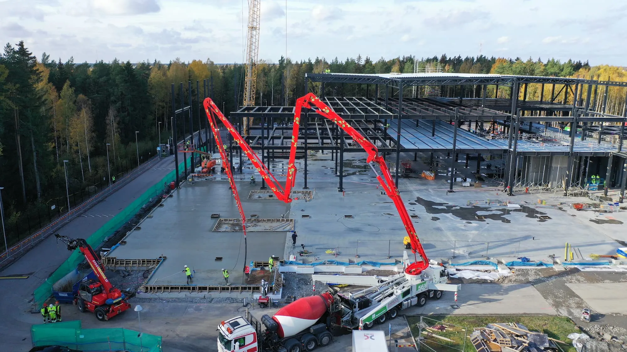 Betongpump vid gjutning av en stor bottenplatta